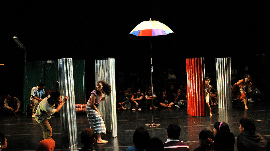 The Streets - Teater Garasi - OzAsia 2015 - The Clothesline