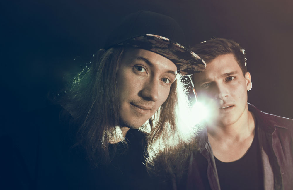 Jamie MacDowell & Tom Thum - Image by Chelone Wolf - Adelaide Fringe - The Clothesline