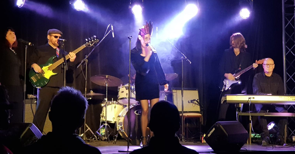 Jenn Barrett & The Night Shift - Photo by Riccardo - The Clothesline