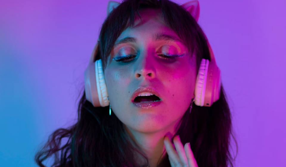 Cassie Hamilton with headphones