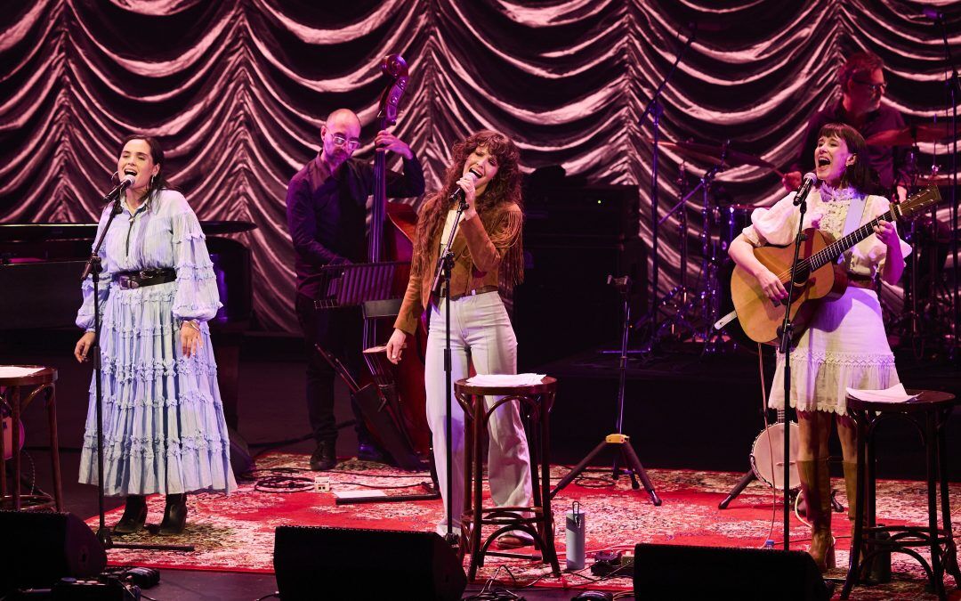 3 women singing