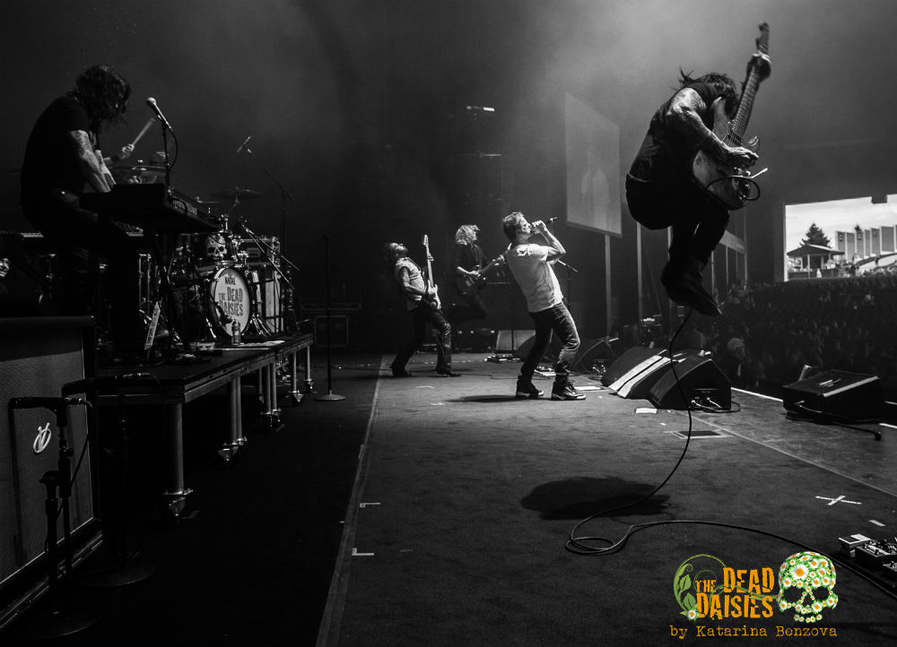 The Dead Daisies Jump - photo by Katarina Benzova - The Clothesline